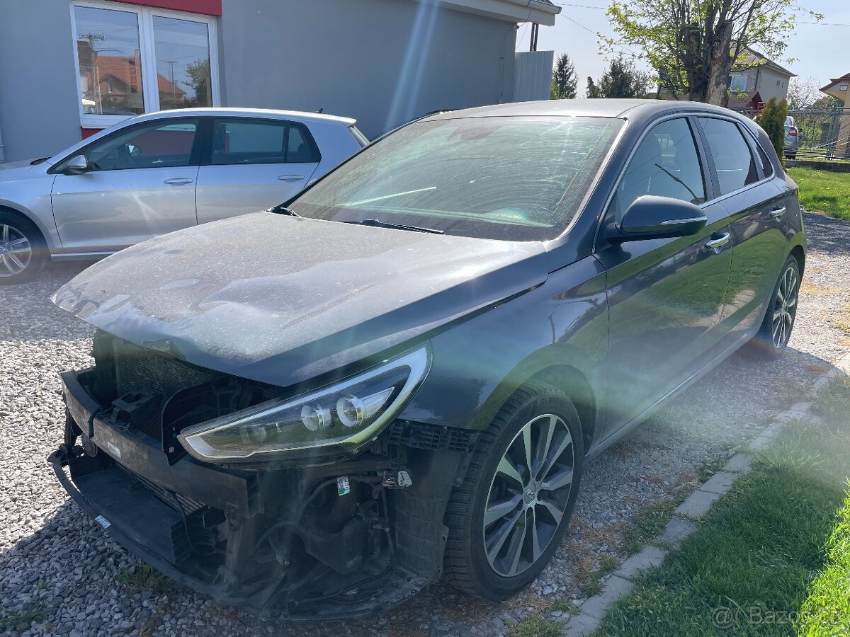 Hyundai i30 1.6 CRDi Style - poškodené