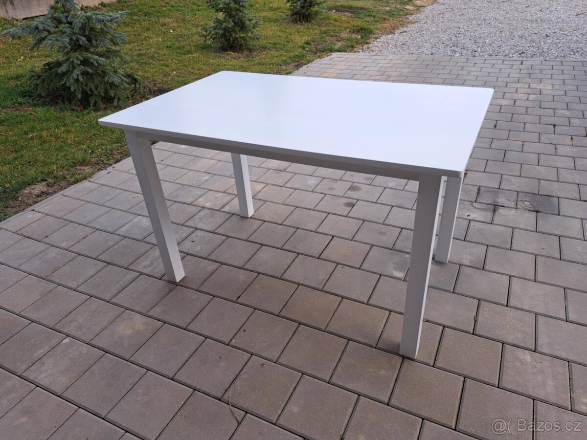 Jídelní stůl