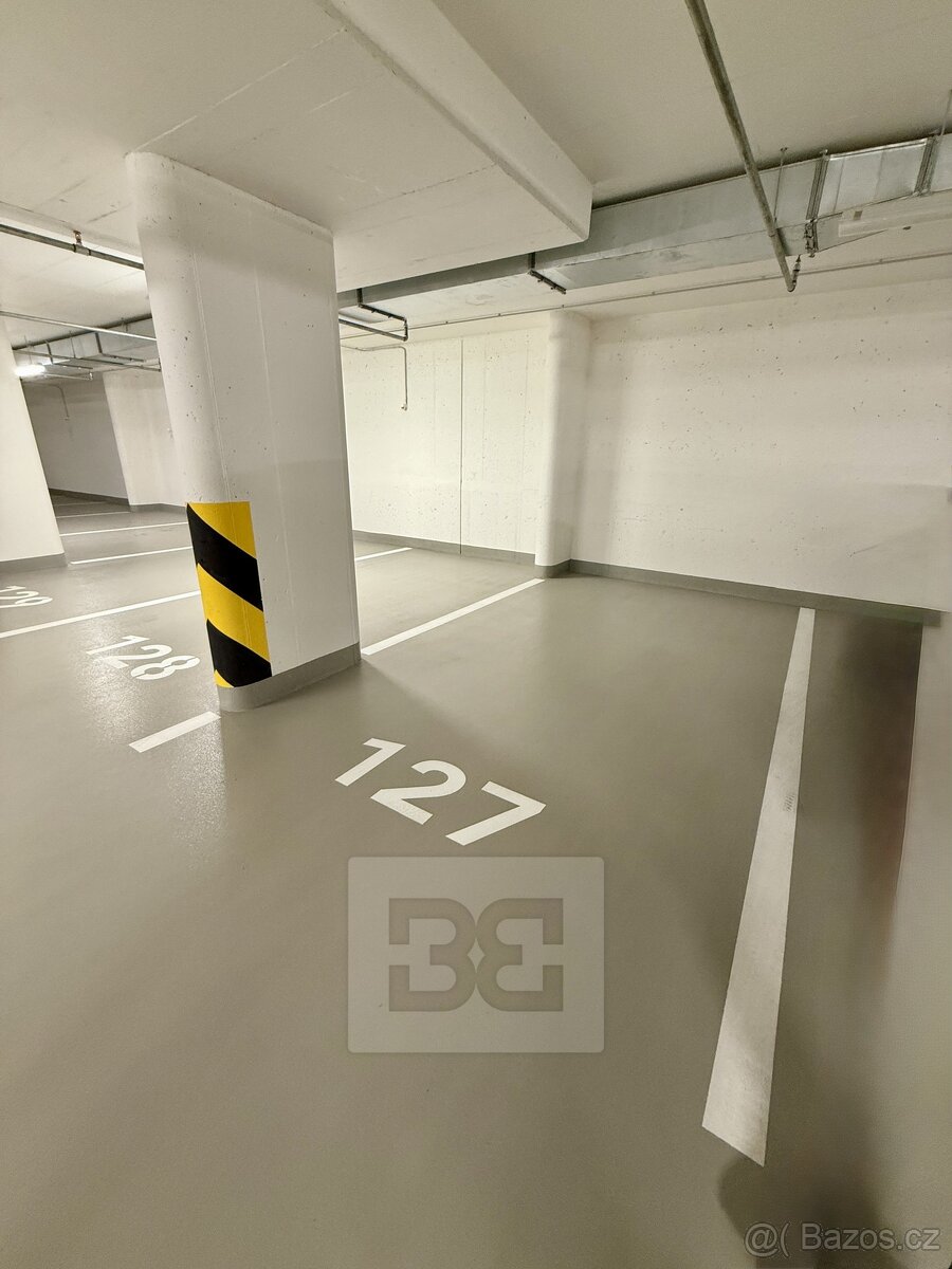 Pronájem garážové stání, 15 m2 - Praha - Hloubětín