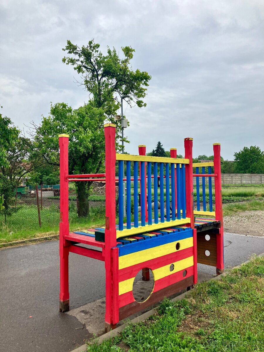 Dřevěné dětské hřiště