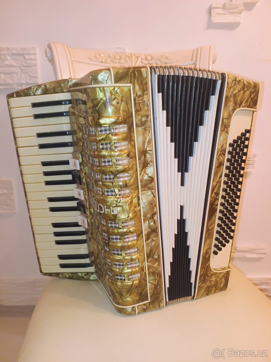Opravář prodává  akordeon 80 basů