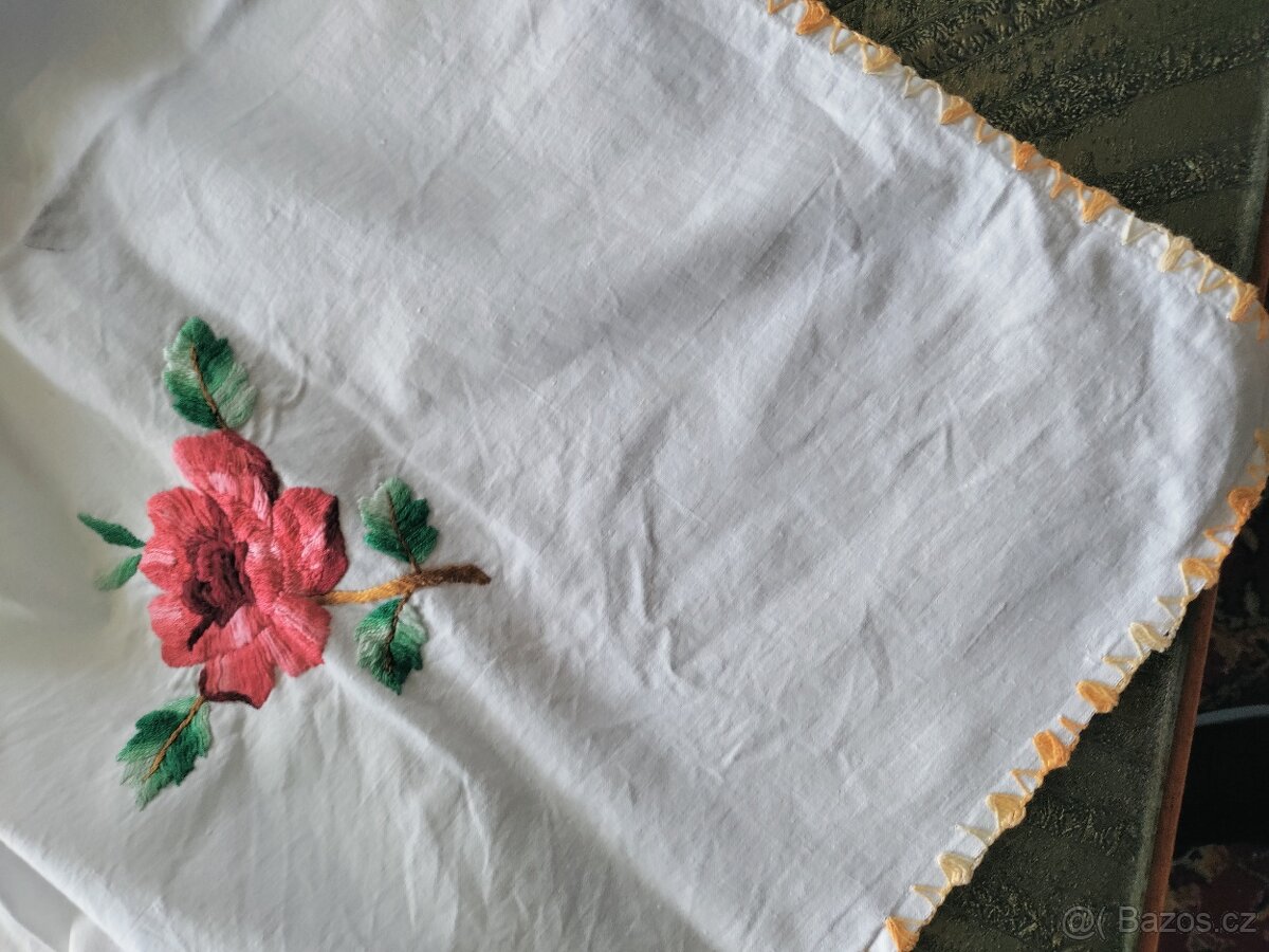 Ručně vyšívaný ubrus růže