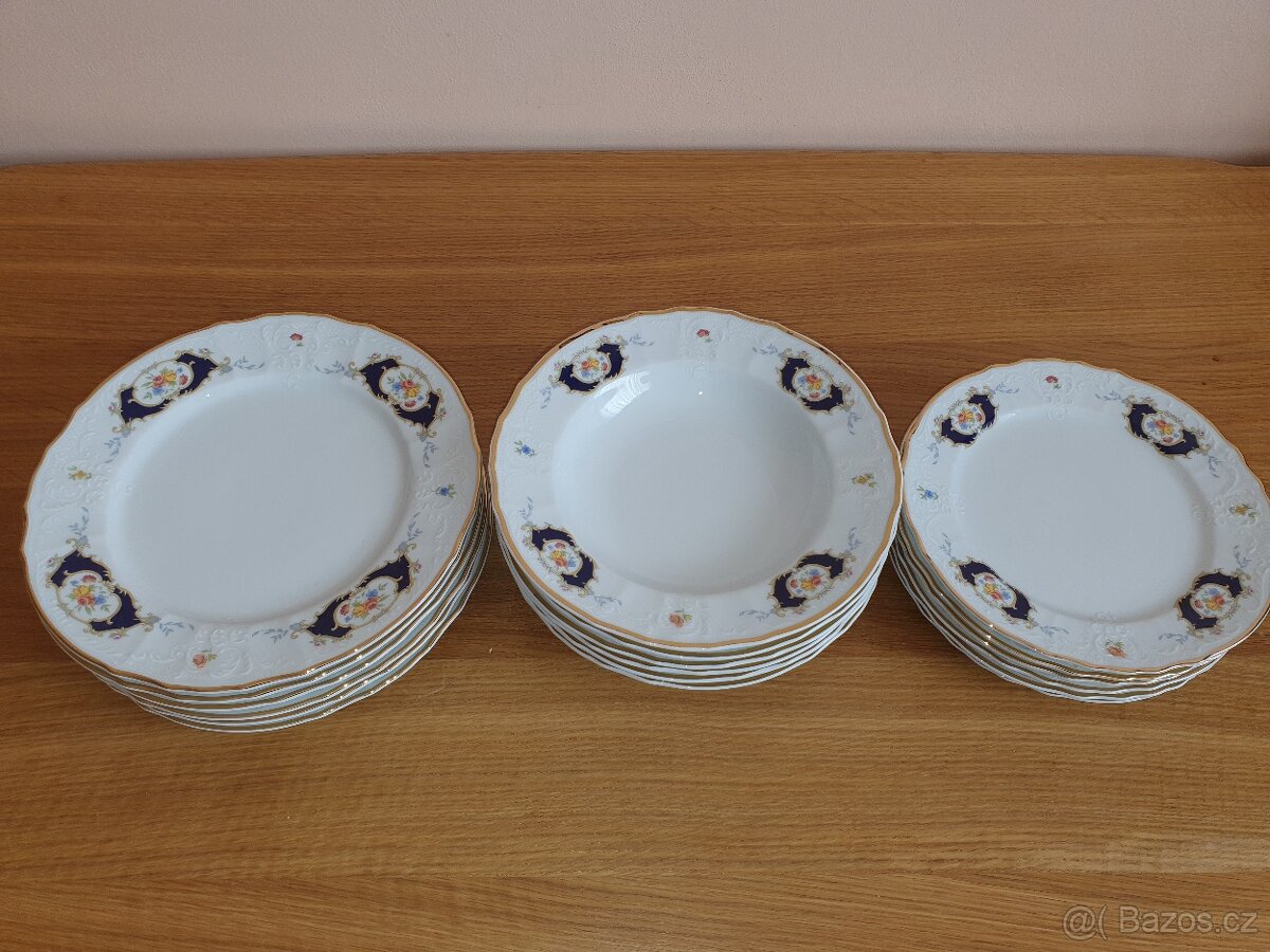 Talířová sada kytky s černým zdobením Bernadotte