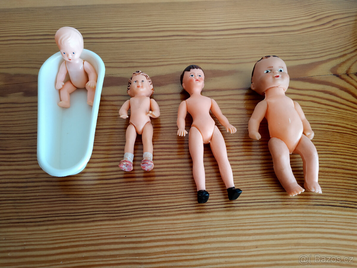 Panenka Igra s vaničkou a jiné malé retro panenky