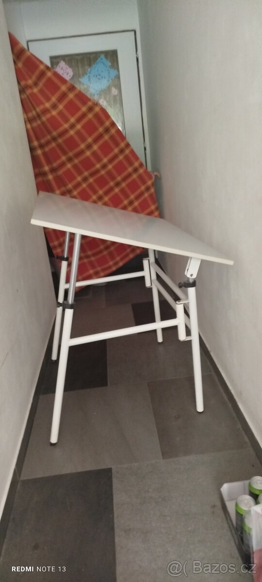 Výškově stavitelný polohovací stůl