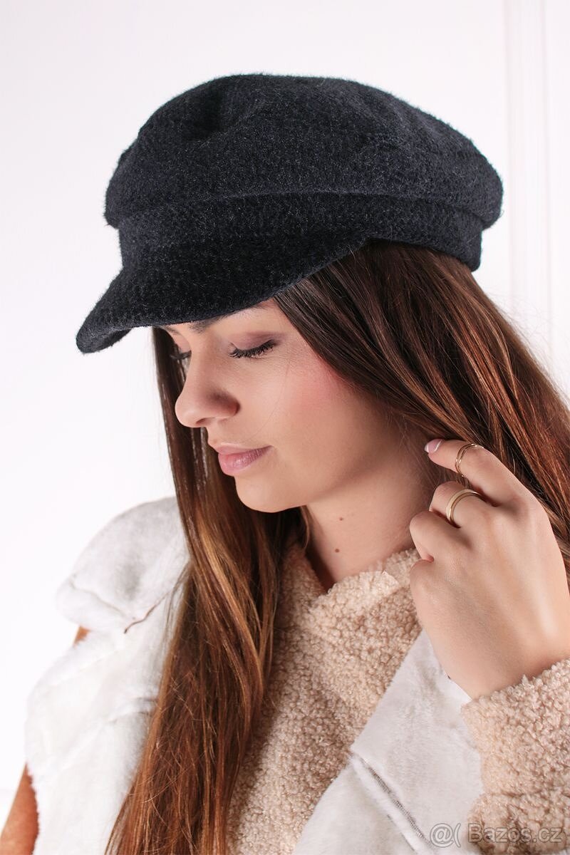 Nová nepoužitá teplá dámská čepice s kšiltem, velmi módní,