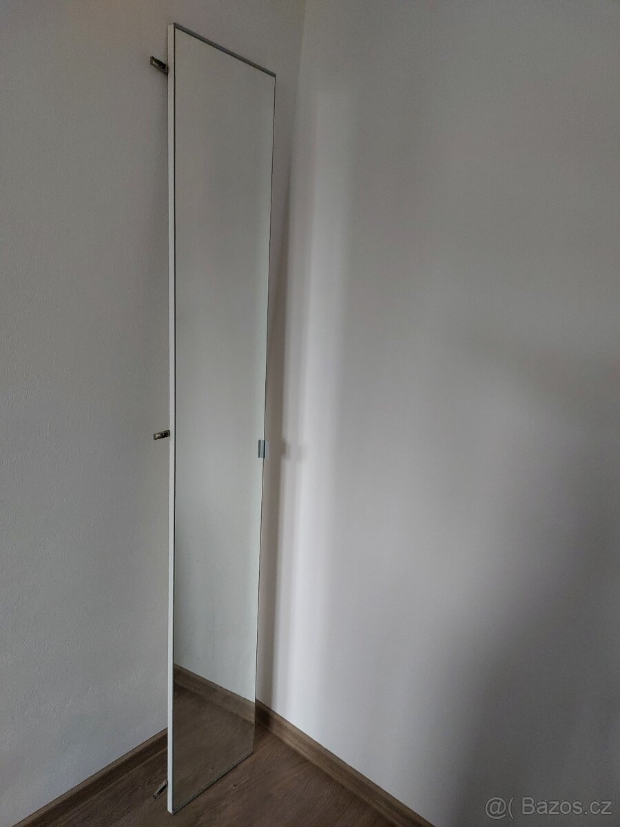 Dvířka vysoké koupelnové skříňky se zrcadlem