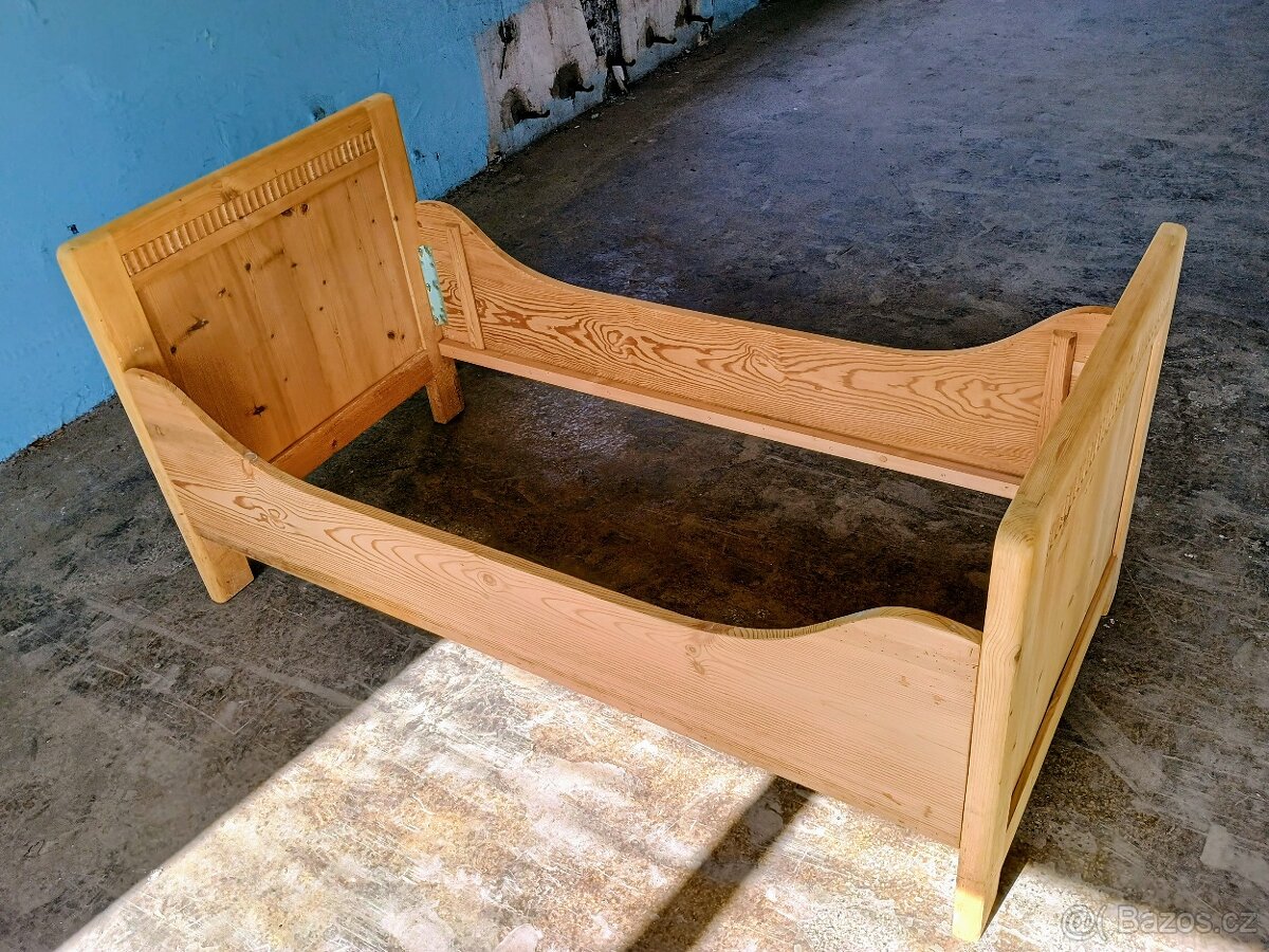 stará dětská postel