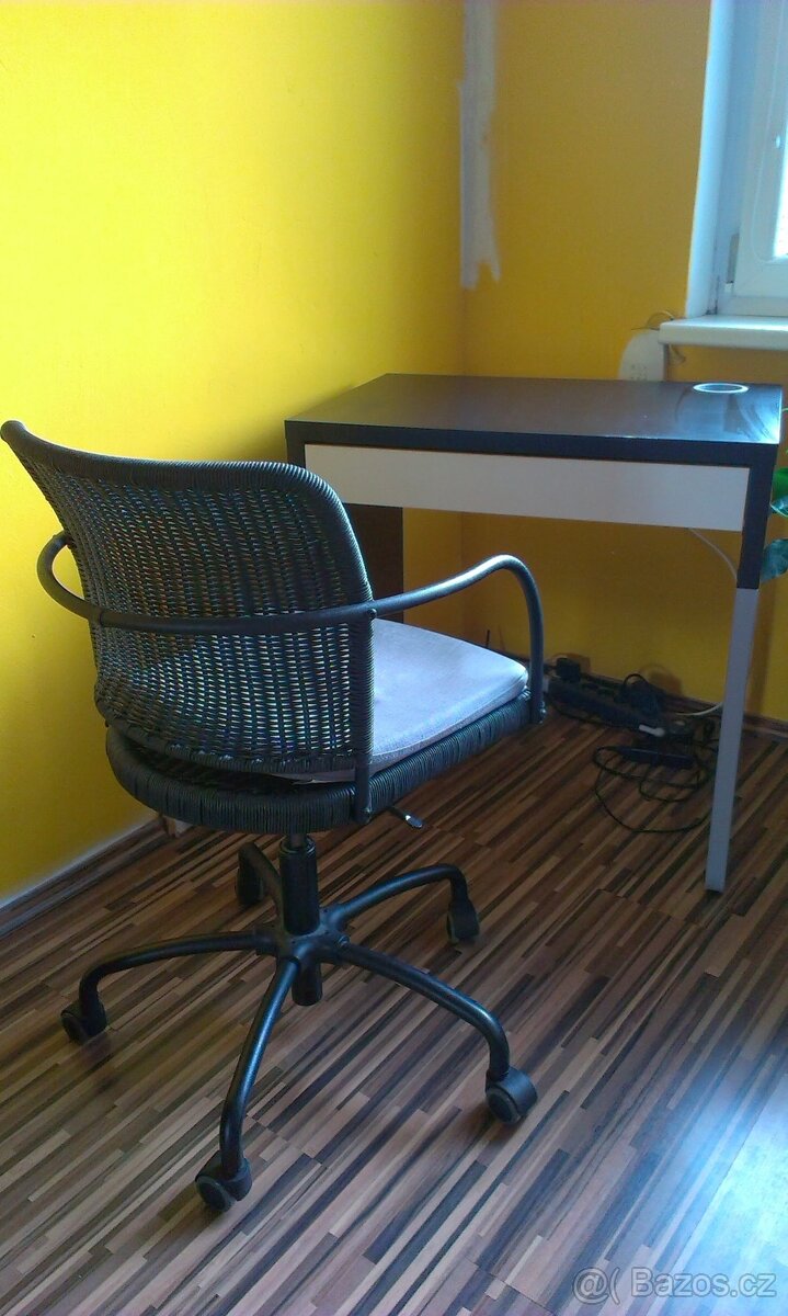 Pracovní PC stolek a židle za odvoz.