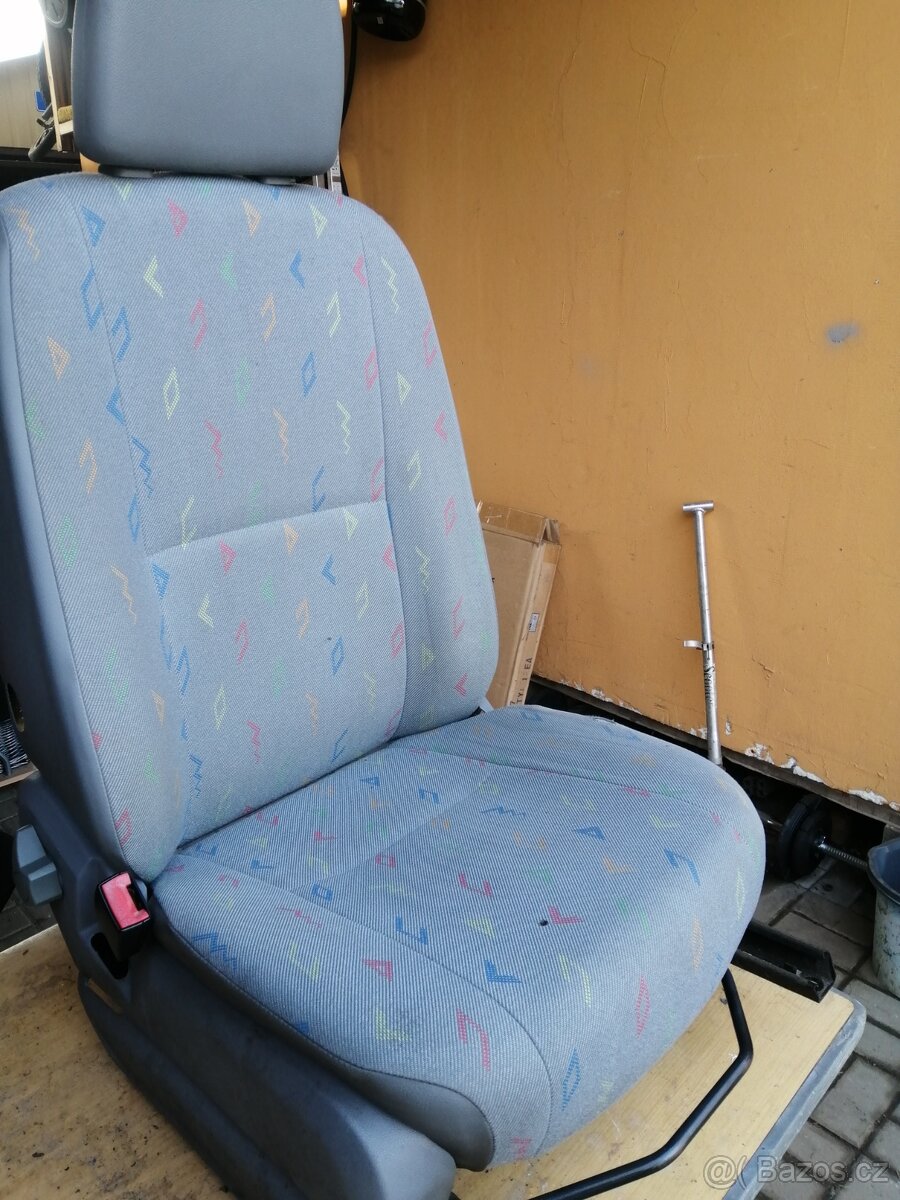 VW CRAFTER - SEDAČKA ŘIDIČE