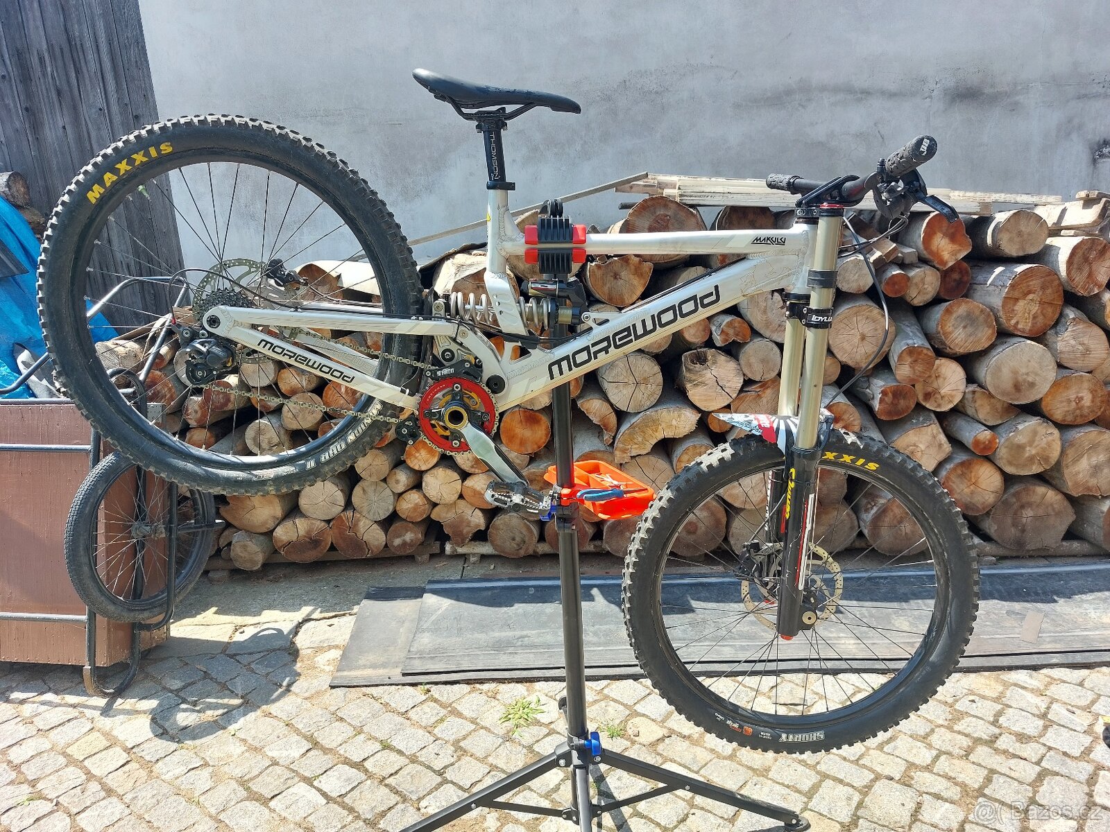 Prodám Sjezdové kolo Morewood Makulu