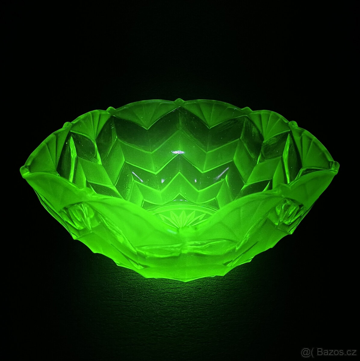 Starožitná Art Deco mísa 21 cm, uranové sklo, Rosice