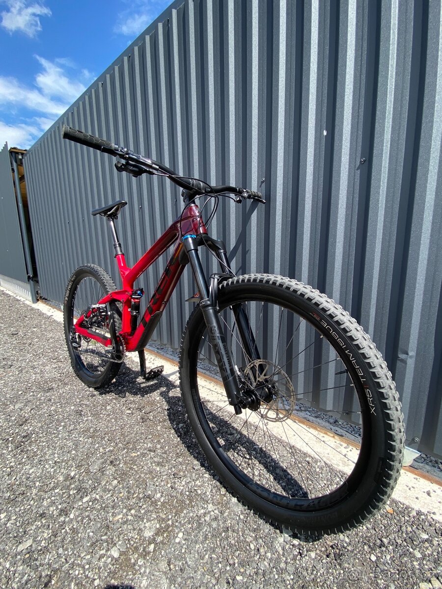 Trek Slash 9.7 Cobra Blood to Magenta Fade, Carbon