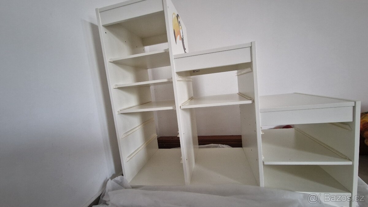 Regál Trofast s policemi