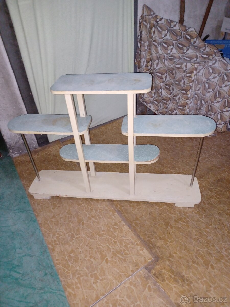 Květinový stolek dřevěný