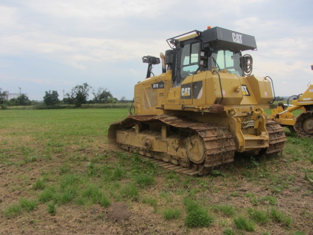 Pásový dozer CAT D7E