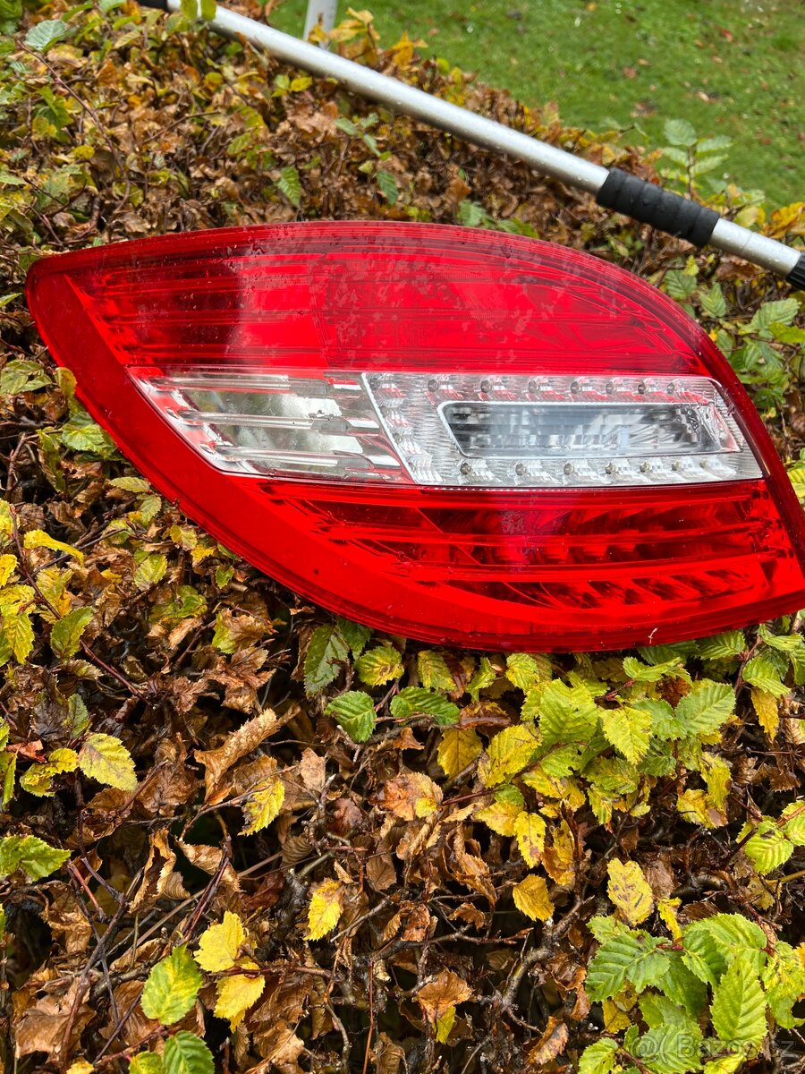 Zadní světlo Mercedes R