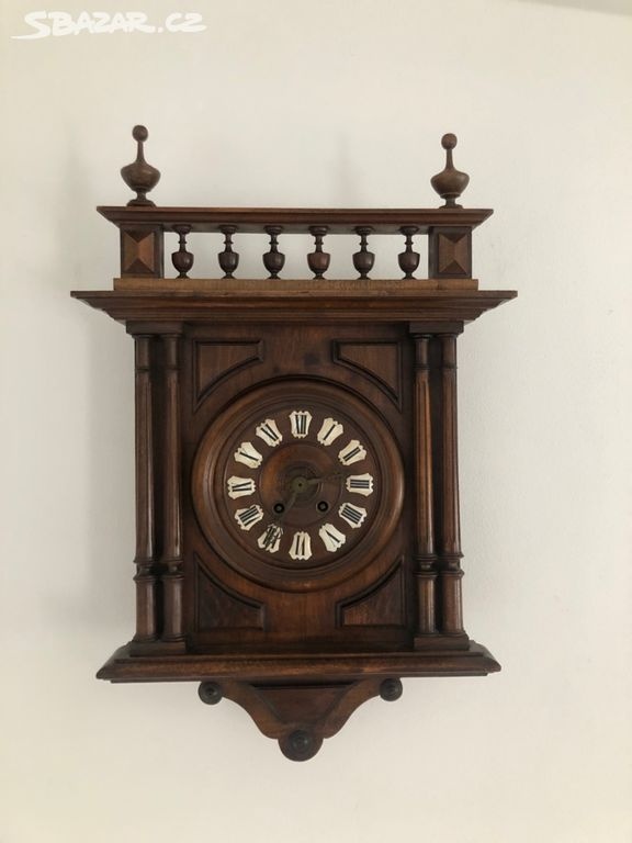 Krásné ručně vyřezávané hodiny