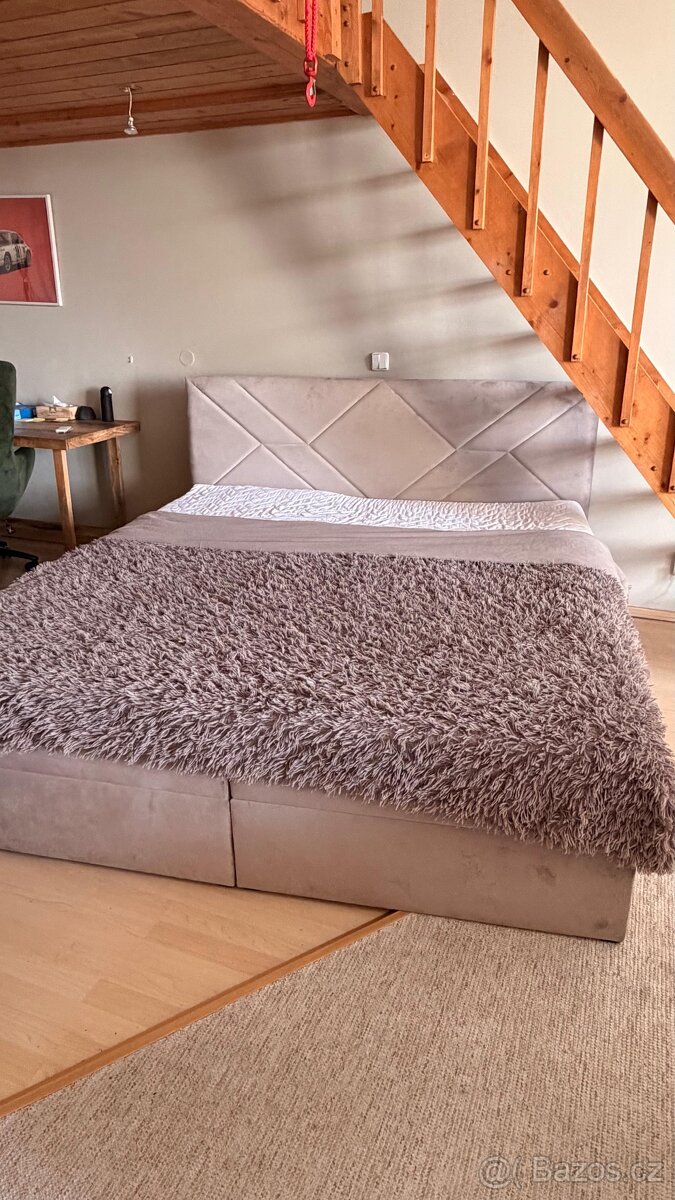 Manželská postel spěchá