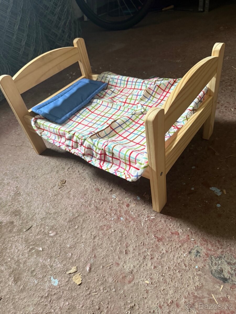 dřevěná postýlka pro panenky
