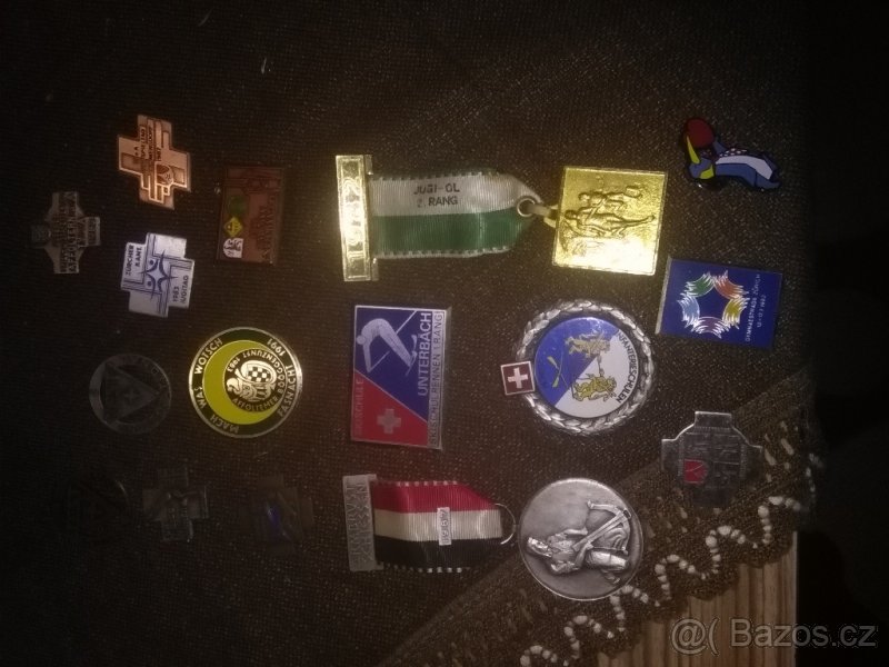 prodám různě odznaky