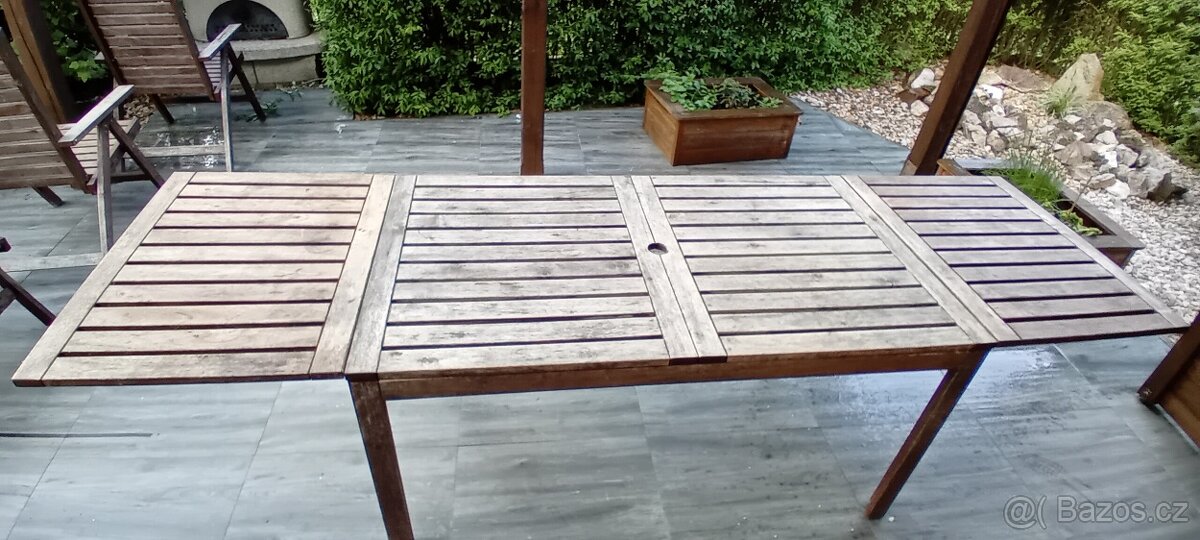 Zahradní dřevěný rozkládací stůl