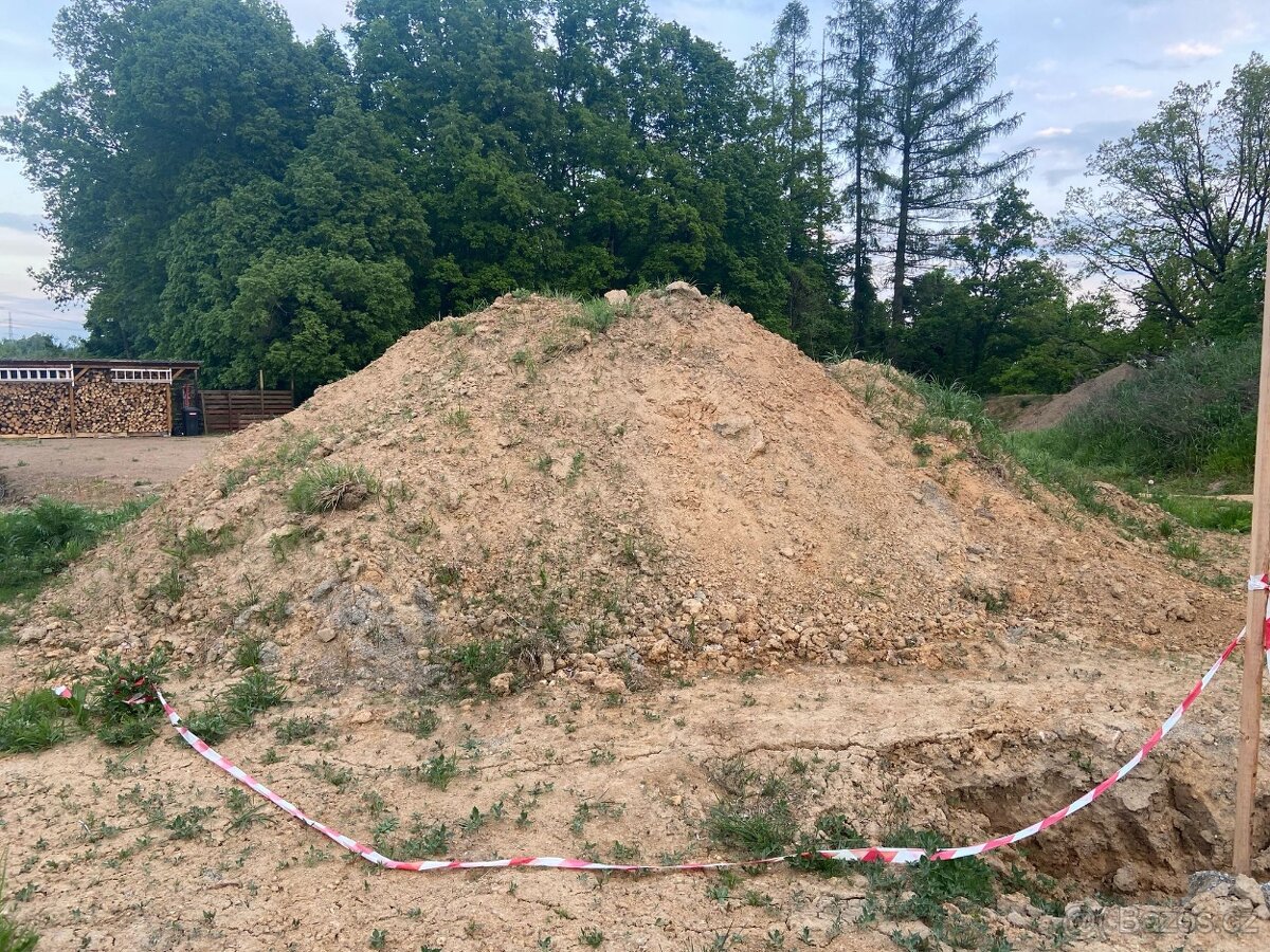Hlína z výkopu