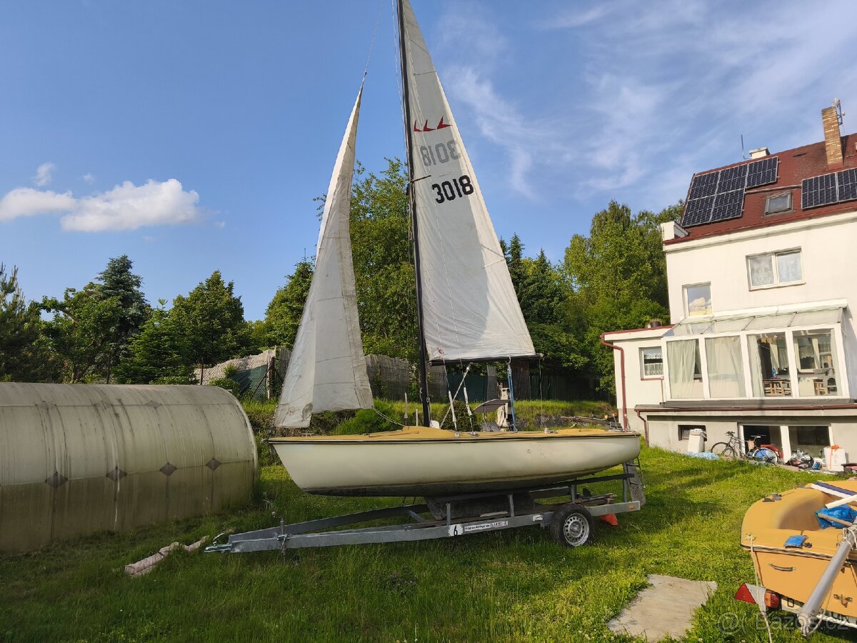 Malá plachetnice s vlekem