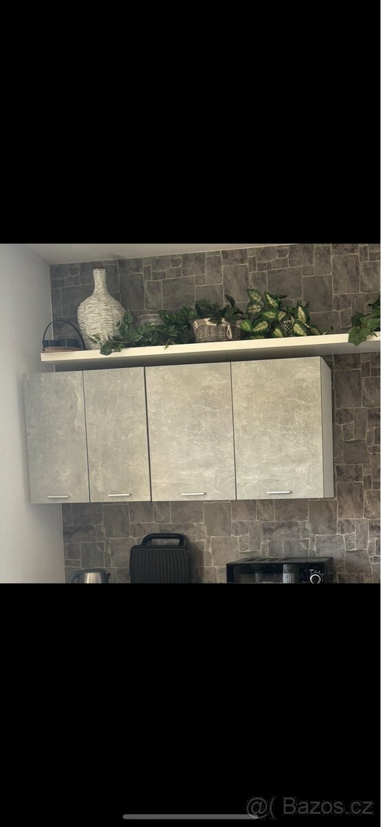 Závěsné skříně bílá/beton, pouze osobní odběr