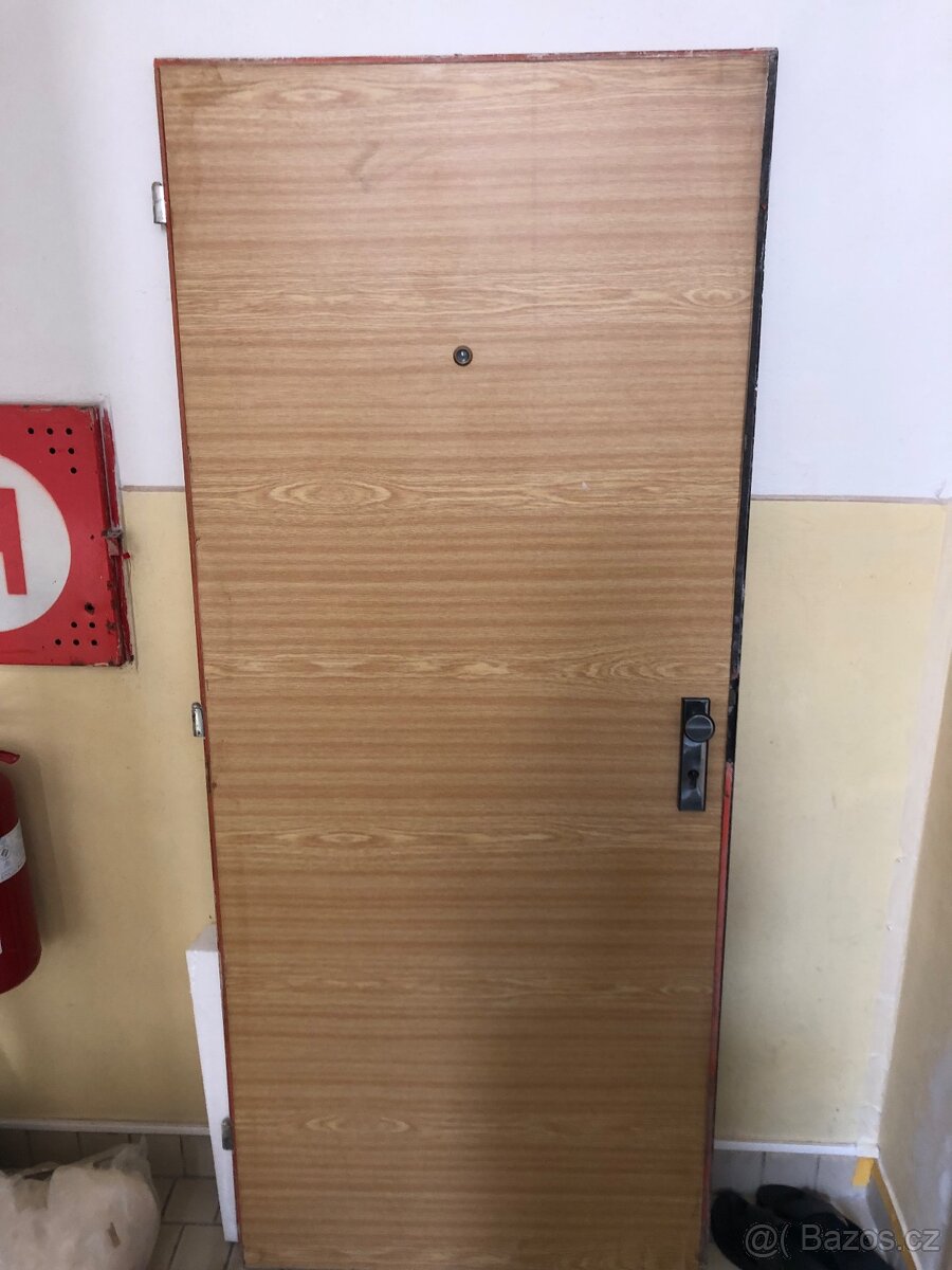 2x bezpečnostní vchodové dveře 80 pravé dekor dub