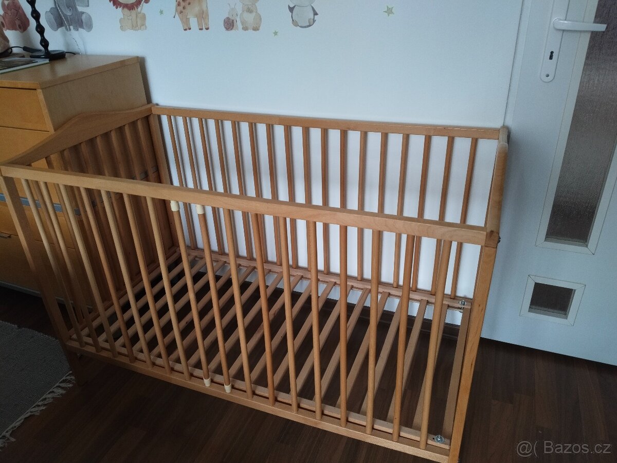 Dětská postýlka s matrací a chráničem matrace