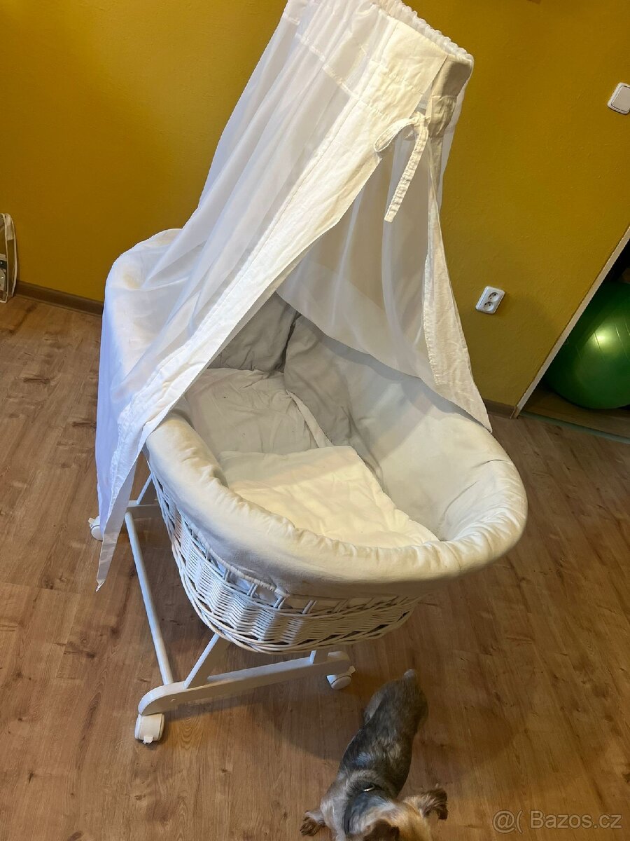 Proutěný koš na dítě