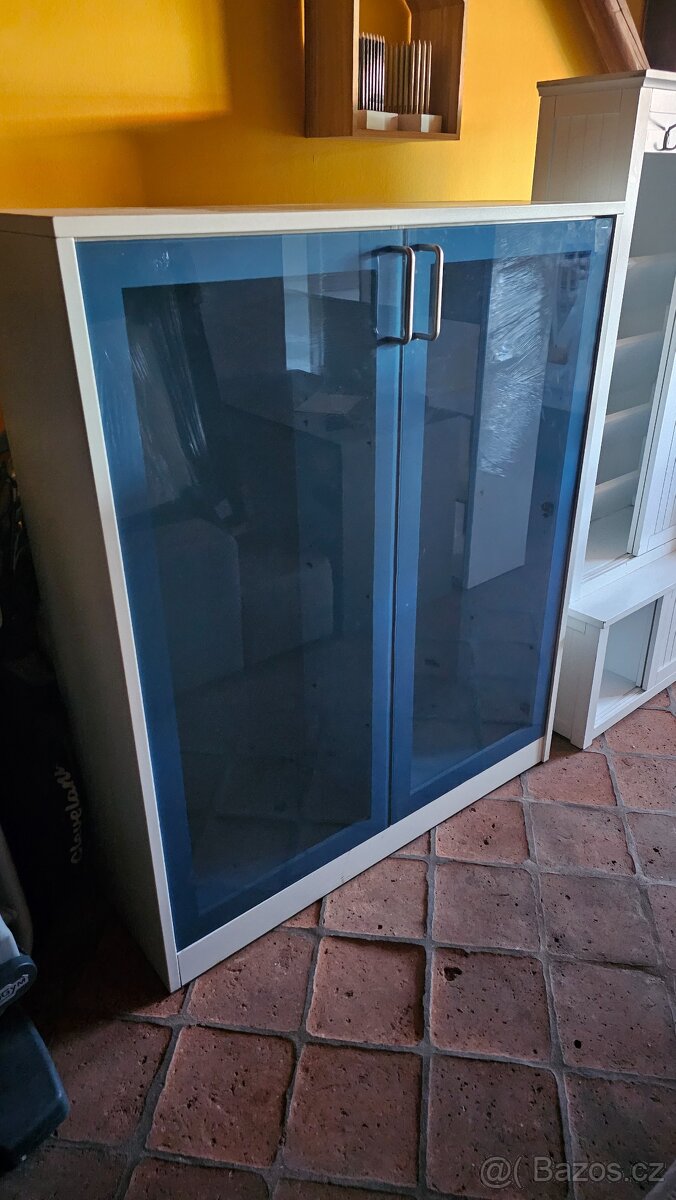 Prosklená obýváková vitrína.
