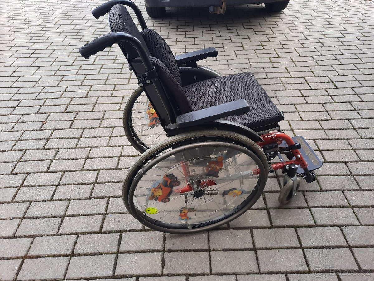 Dětský invalidní vozík