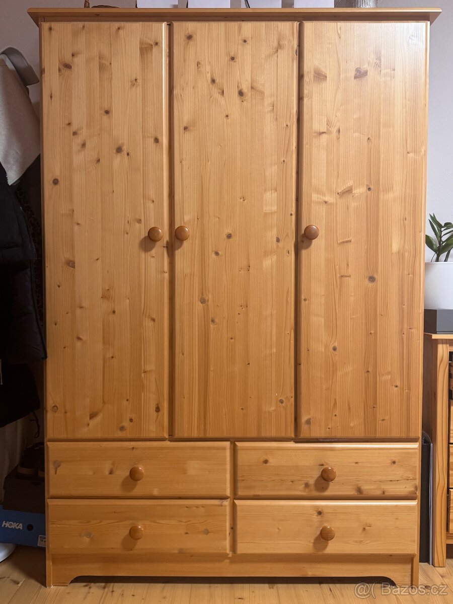 Dřevěná šatní skříň