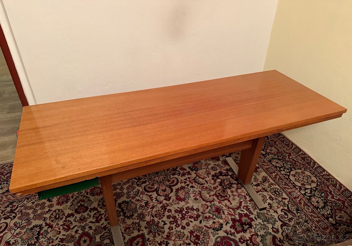 Konferencni jidelni stul