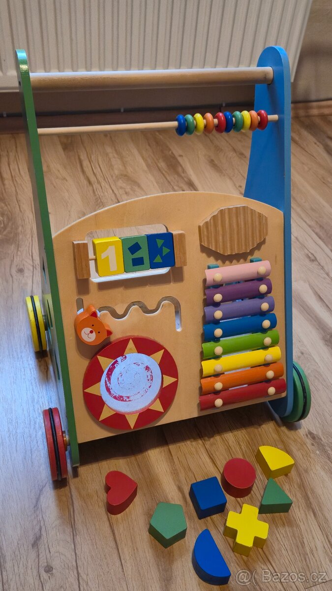 Dětské dřevěné chodítko