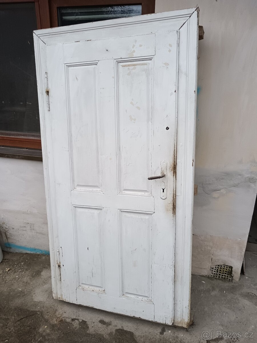 Dřevěné dveře se zárubněmi