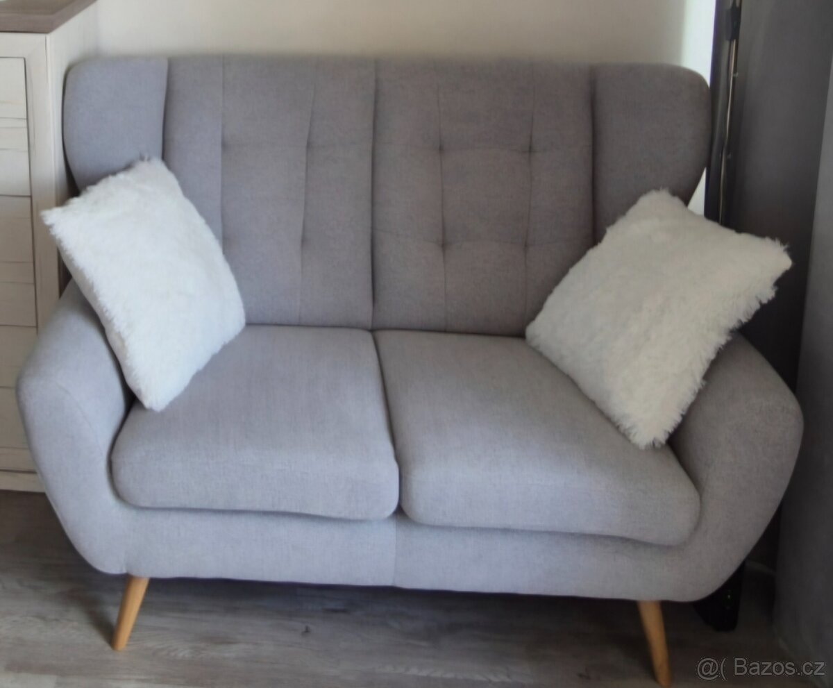 Dvoumístná pohovka bílošedá