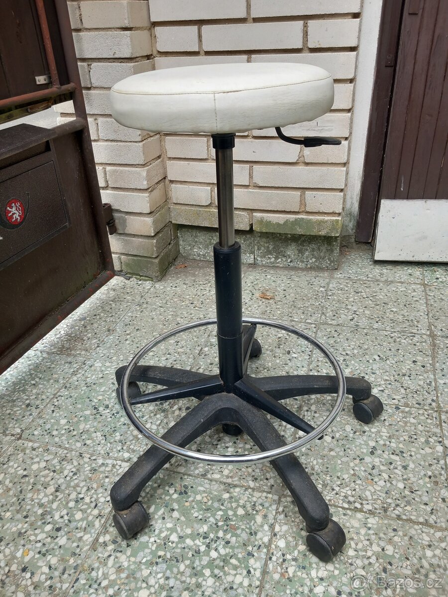 Kuchyňskou pracovní židli