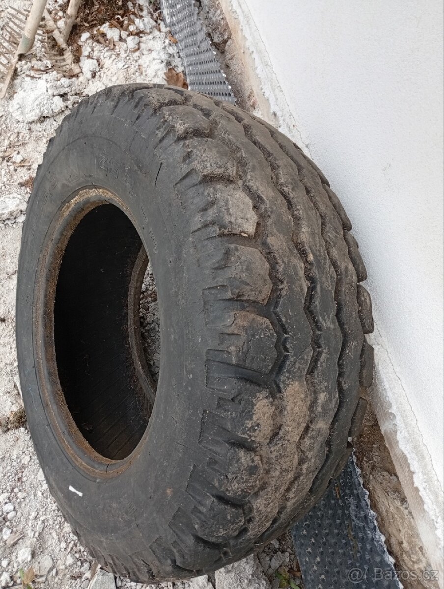 Pneu 10/75-15.3