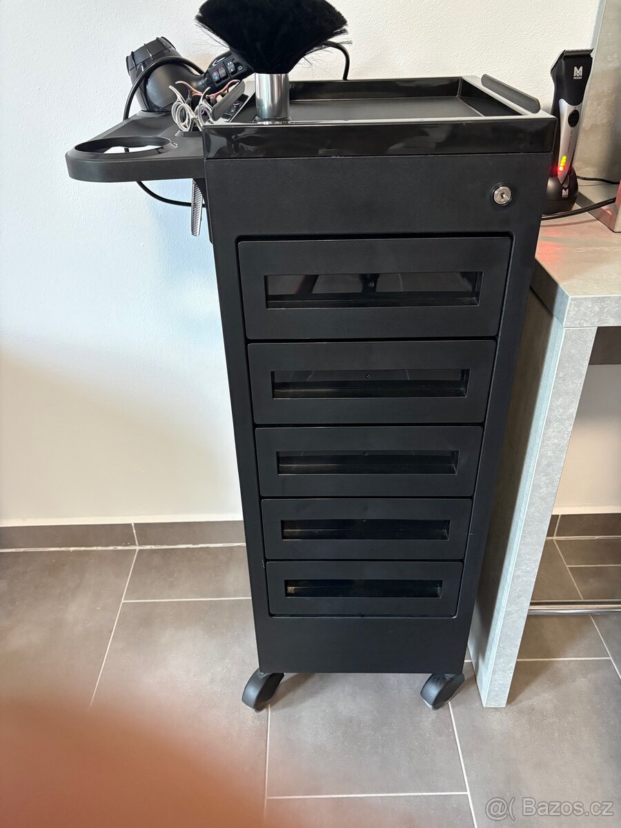 Kadeřnické pojízdné boxy