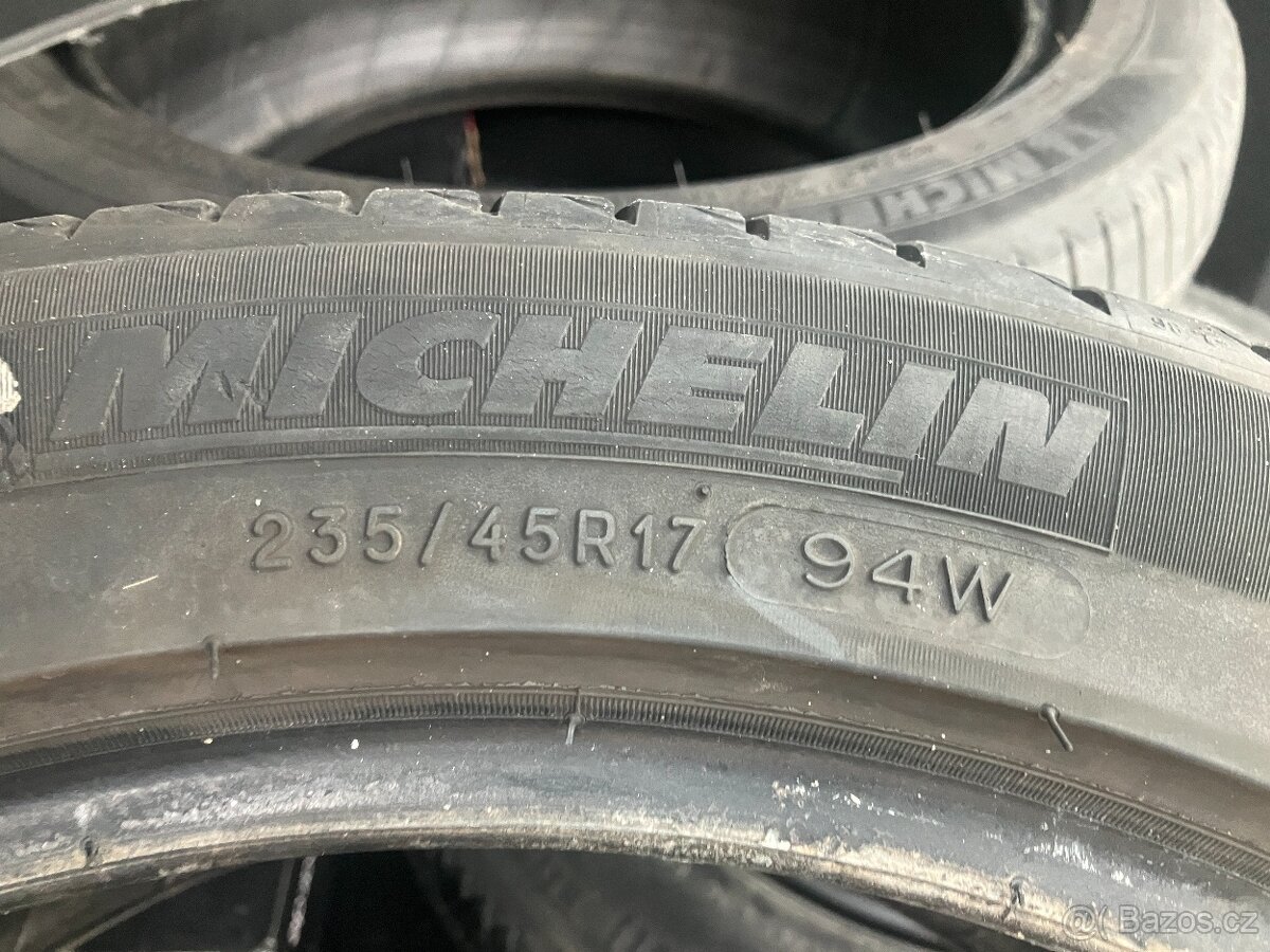 Michelin 235/45 R17