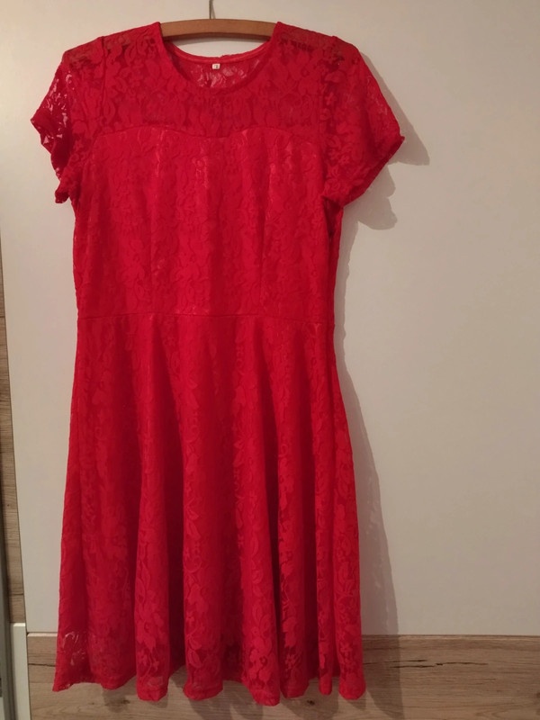červené krajkové šaty