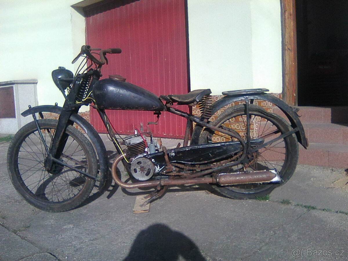 čz 98. Motor se točí. Nádrž nevyrezlá.