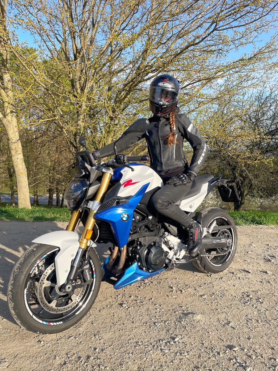 BMW F900R (2022) – jen 9 700 km – quickshifter + výfuk Arrow