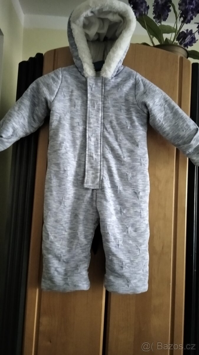 NOVÁ VELMI PĚKNÁ ZIMNÍ KOMBINÉZKA SOCUTE.VELIKOST 86.