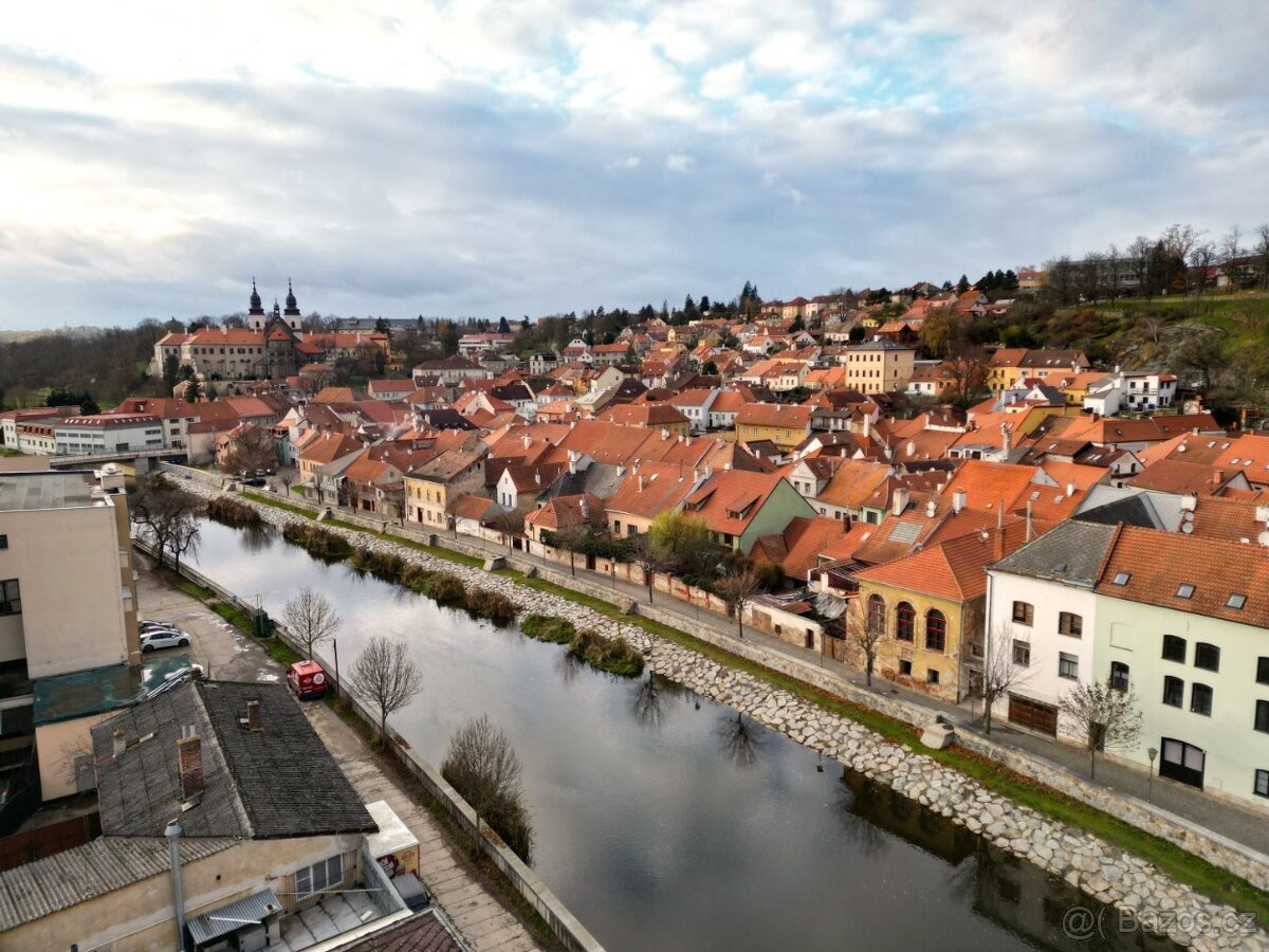 Třebíč, dům v Židovské čtvrti se zahrádkou k náplavce
