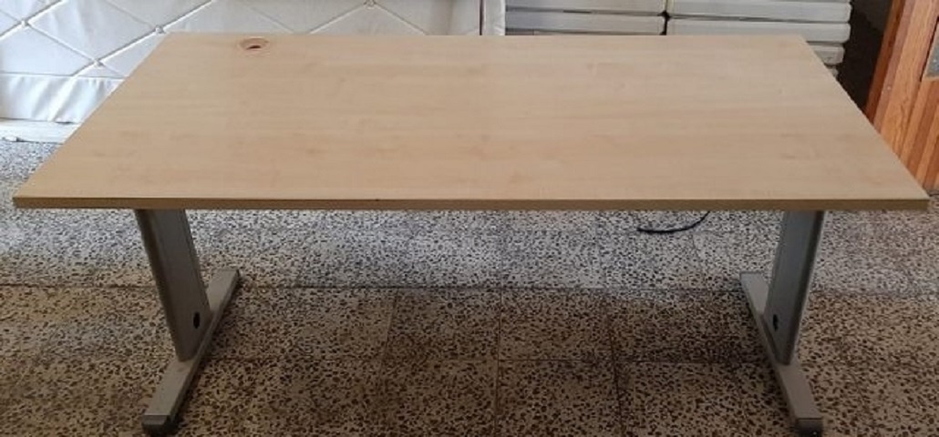Stůl kancelářský světlý 1600x800x740mm