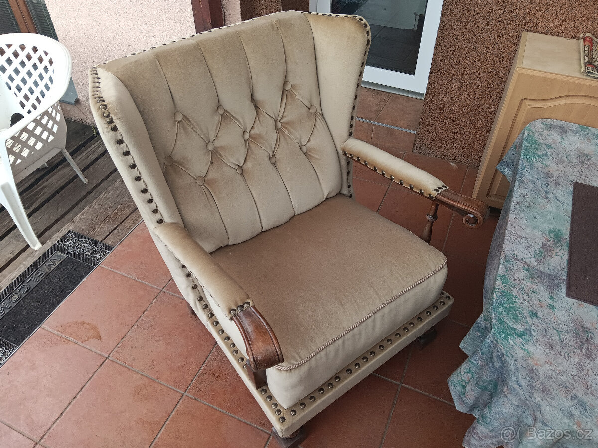 prodám dvě křesla po celkové opravě